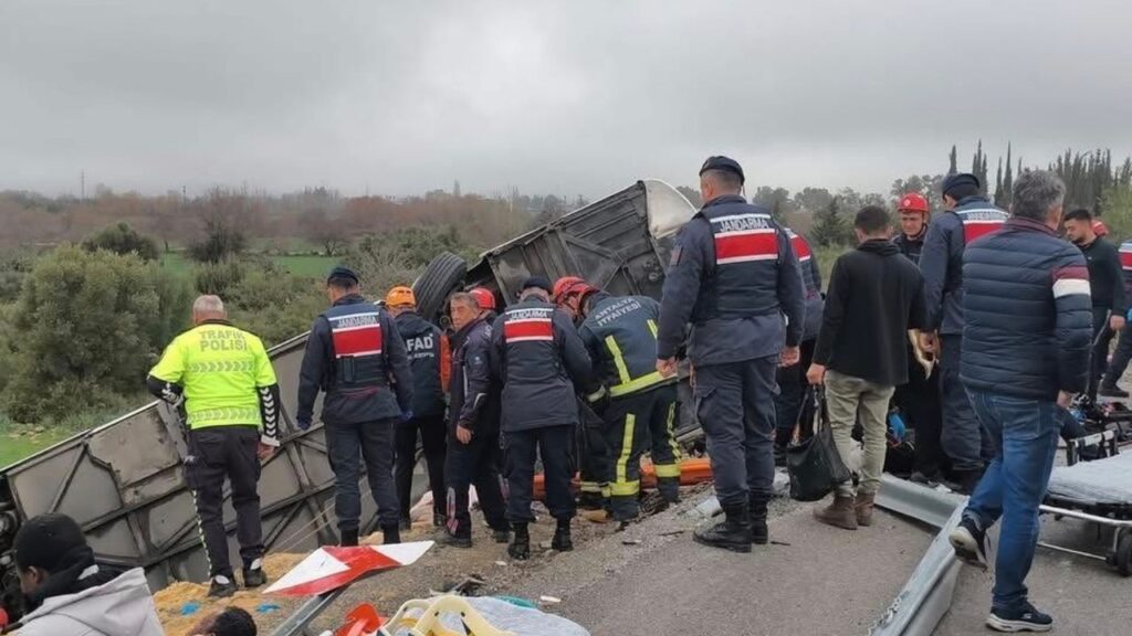 Antalya’da yolcu otobüsü devrildi: 8 ölü, 26 yaralı