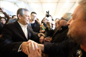 Özgür Özel orucunu Manisalılarla açtı… Bayramda da Manisa’da olacak