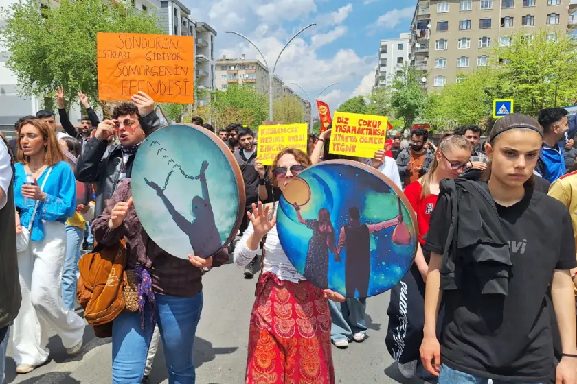 Diyarbakır 1 Mayıs’ta Halaylarla Kutlandı: “En Eksik Olan Hukuk” Mesajı