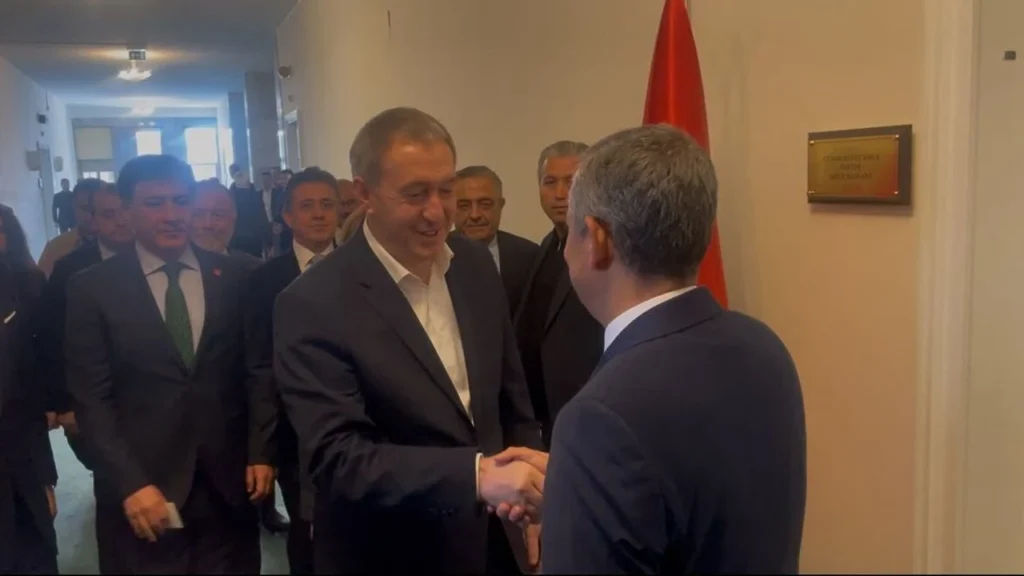 Mutlak butlan sonrası siyaset trafiği: DEM Parti heyeti TBMM’de Özgür Özel ile görüştü