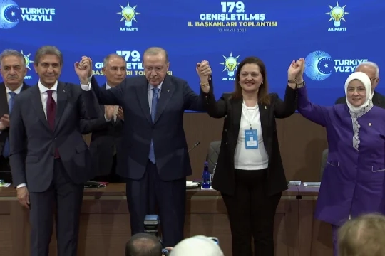 CHP’li iki belediyeden AK Parti’ye katılım… Rozetlerini Erdoğan taktı