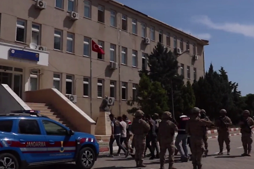 FETÖ’ye 33 ilde 43 tutuklama!
