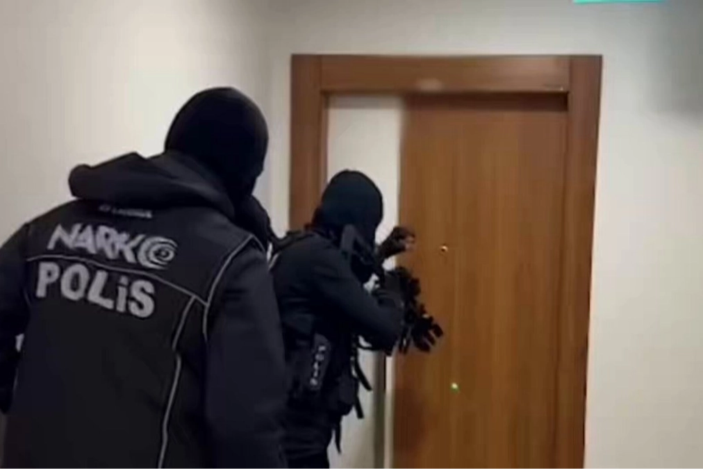 İstanbul’da uluslararası narkotik operasyonu… Kırmızı bültenle aranan şüpheli yakalandı