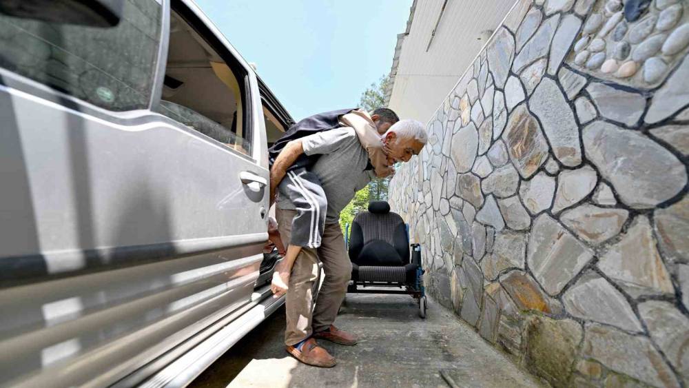 Engelli Oğlunu Sırtında Taşıyan Babanın Çağrısı Karşılık Buldu: Yol Sorunu Çözüldü