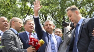 CHP’de Grup Toplantısı Krizi: Kılıçdaroğlu Geri Adım Attı, Özgür Özel’den ‘İktidar’ Mesajı