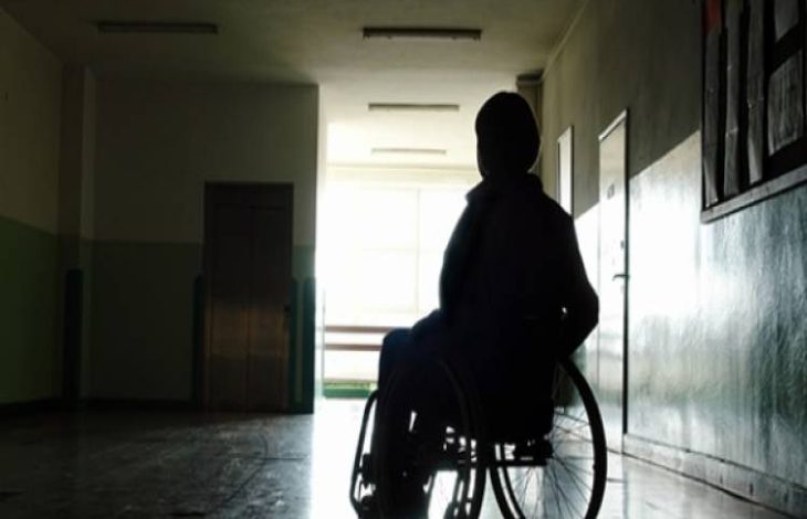 Okul Çıkışında Erişilebilirlik Sorunu: Tekerlekli Sandalyeli Çocuğunu Taşıyamadı