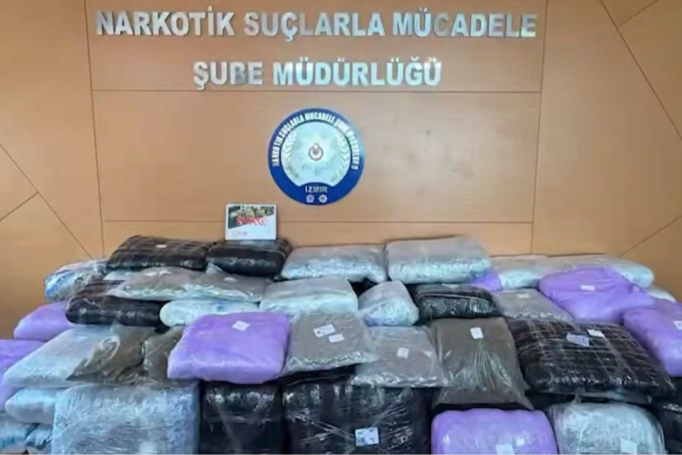 İzmir’de uyuşturucu operasyonu… 371 kilogram skunk ve esrar ele geçirildi