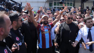 Salah Çılgınlığı Başladı: Binlerce Taraftar Havalimanına Akın Etti