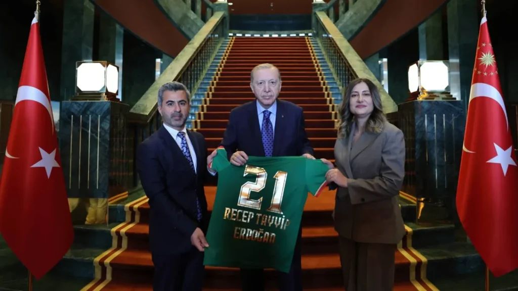 Amedspor Külliye’de: Erdoğan’a Özel Forma Takdim Edildi