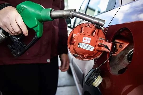 Motorine indirim gözüktü… Şimdilik tabela değişikliğine gerek kalmadı