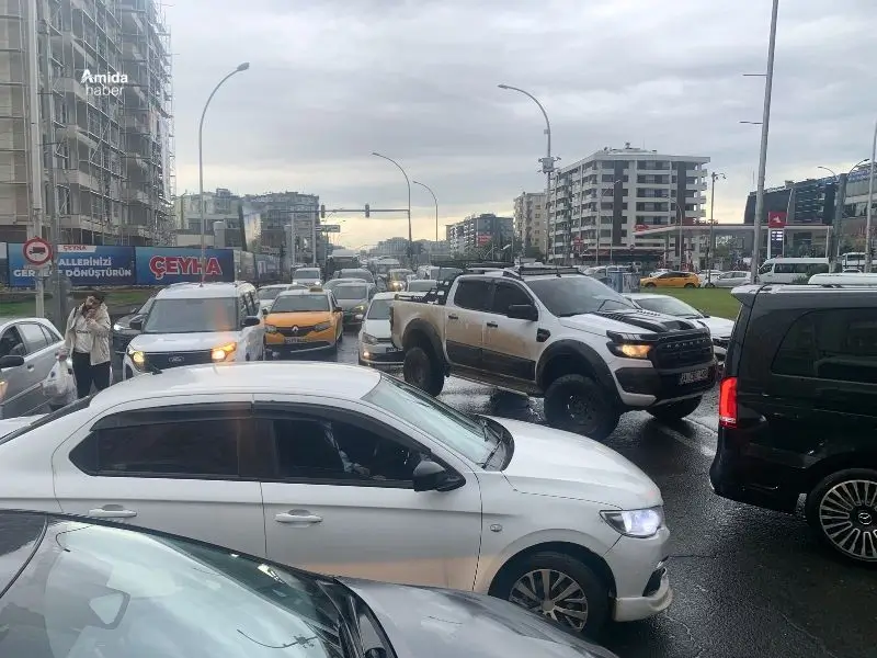 Diyarbakır’da sağanak hayatı felç etti: Alt geçitler suyla doldu