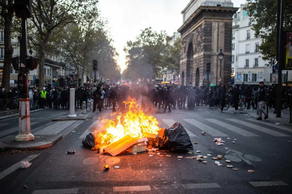 Fransa’da Protestolar Şiddetlendi: 2 Bin 400 Gözaltı, Macron İstifayı Reddetti
