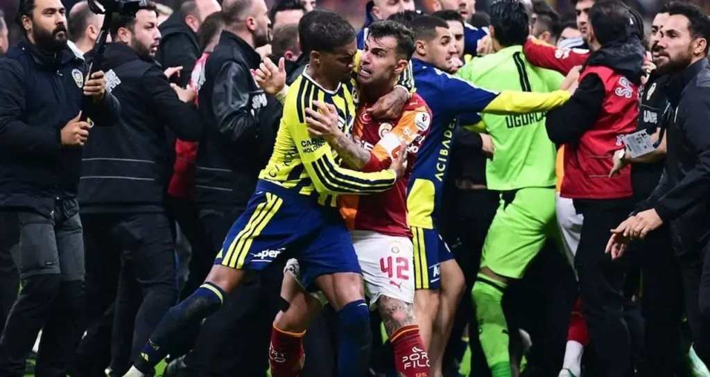 Derbi sonrası PFDK’dan Galatasaray ve Fenerbahçe’ye ceza yağdı: İki futbolcuya men!
