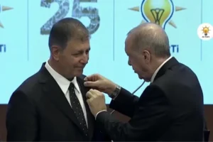 Cemil Tugay AK Parti’ye katıldı: Rozetini Erdoğan taktı