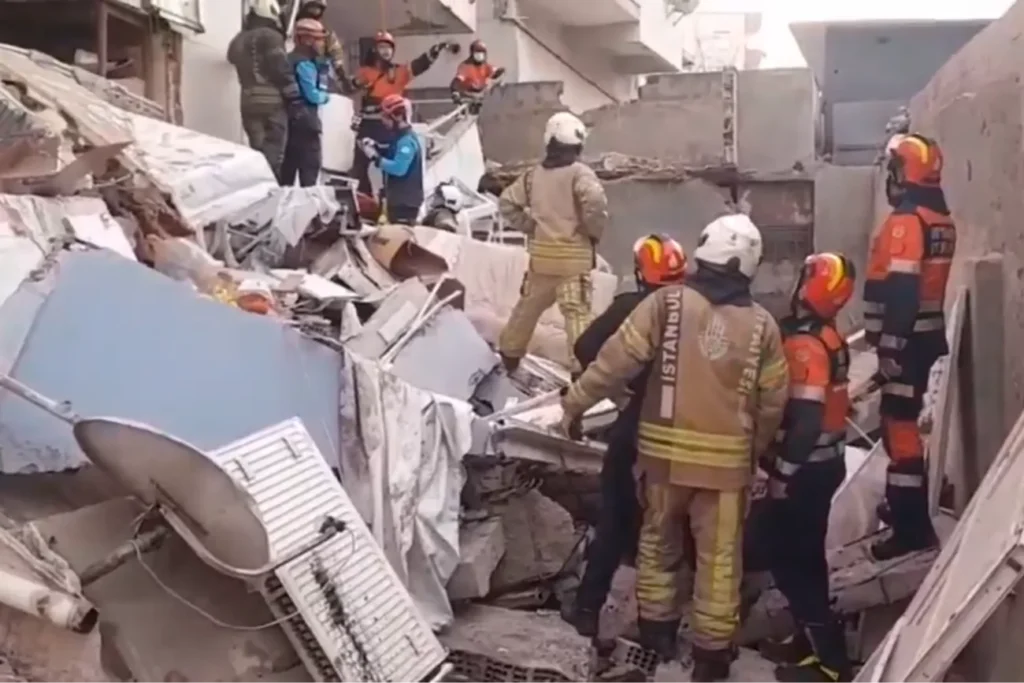 Maltepe’de 7 katlı binanın alt 3 katında çökme! Kurtarma çalışmaları sürüyor